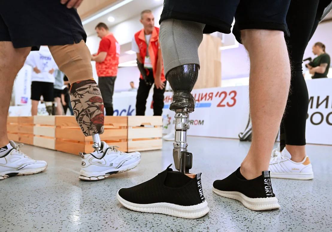 Российский производитель бионических протезов Steplife планирует в течение четырех лет провести IPO а до конца 2025 года привлечь 200 млн руб в рамках pre IPO Средства нужны для развития производства Аналитики оценивают компанию приблизительно в 2 млрд руб и говорят что она может успешно привлечь планируемую сумму однако выйти на биржу и выдержать конкуренцию с более крупными игроками в такой срок может быть непросто ООО Степлайф зарегистрировано в сентябре 2019 года в Москве На 100 принадлежит АО Степлайф которое в свою очередь полностью принадлежит гендиректору компании Ивану Худякову Выручка компании за 2024 год выросла на 112 до 240 млн руб чистая прибыль на 311 до 96 млн руб imaxairu Подписаться