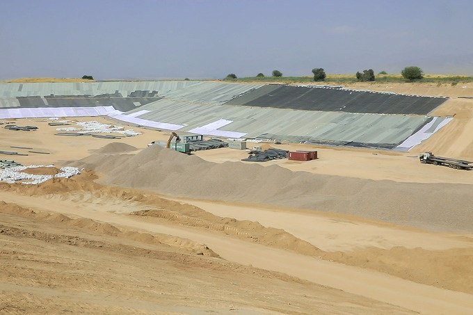 В Узбекистане закрыли 47 мусорных полигонов менее чем за два года Агентство по управлению отходами с начала 2024 года провело рекультивацию 47 объектов из 185 переданных в его ведение Общая площадь площадок для сбора мусора закрытых и засыпанных землей за это время составила более 162 га Полностью прекратили работу 42 полигона благодаря этому 90 га земли возвращено природе Согласно указу президента к 2030 году планируется сократить мусорные полигоны по стране на 50 и создать несколько промзон по переработке отходов   www spot uz ru 2025 10 31 landfills Telegram Instagram YouTube