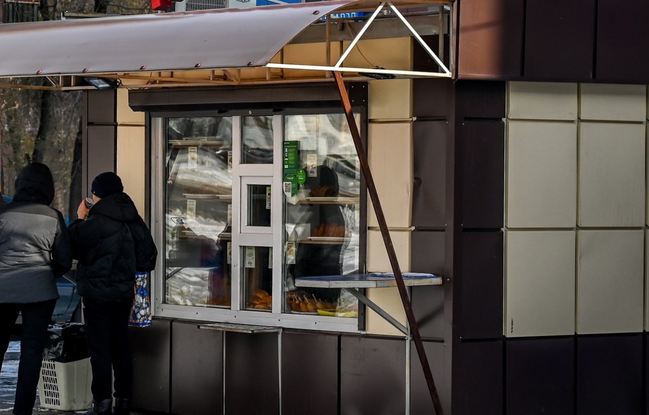 В Челябинске демонтировали 630 незаконных объектов В областном центре Южного Урала продолжается масштабная работа по демонтажу несанкционированных нестационарных торговых объектов С начала года специалисты вывезли 630 незаконных построек большую часть из которых составили торговые киоски и павильоны За девять месяцев выполнен годовой план по демонтажу при этом работа продолжается сообщили в администрации Челябинска Особое внимание уделяется объектам которые пытаются установить повторно их демонтируют в первоочередном порядке Освобождаемые территории активно благоустраиваются На месте бывших несанкционированных стоянок и торговых точек создаются новые общественные пространства формируются зоны отдыха появляются скамейки и клумбы с цветами а также с зелеными насаждениями Яркими приметами преображения стали территории на проспекте Победы Комсомольском и Свердловском проспектах а также на улицах Шагольская и Барбюса Благодаря национальному проекту Инфакструктура для жизни в трех районах города на месте бывших стоянок появились новые скверы chelmeria eugenejut