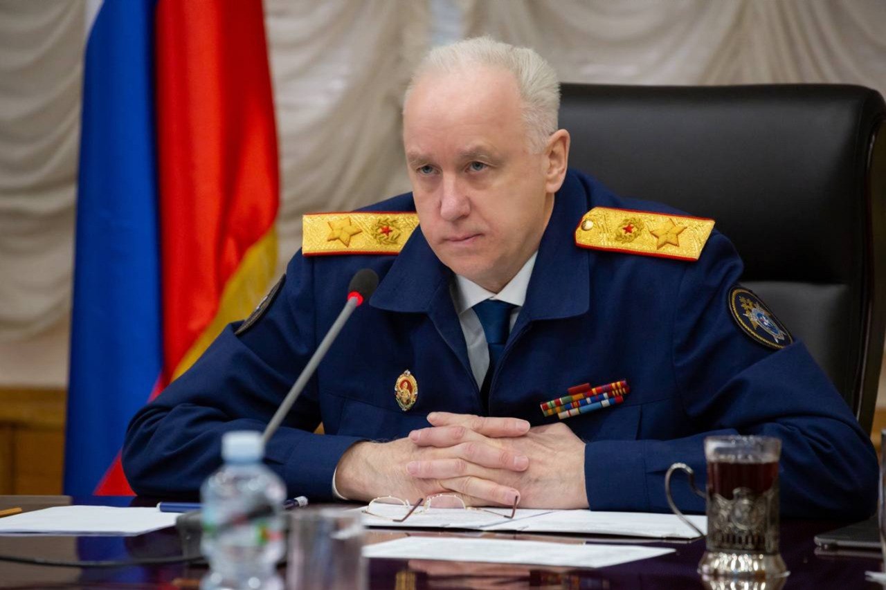 Председатель СКР Александр Бастрыкин поручил возбудить уголовное дело из-за смерти 15-летней девочки в приюте. Следователи получили сообщение о том, что в Морозовске 15-летняя девочка долгое время подвергалась издевательствам со стороны матери и ее сожителя. Они били ее и неоднократно отправляли в приют. В мае нерадивая мать впала в кому, поэтому школьница в очередной раз попала в детдом. Там же она и умерла при неустановленных обстоятельствах. В обращении сказано, что дирекция школы, где училась погибшая, и сотрудники профильных структур знали, в каком положении находится ребенок, но не приняли никаких мер. В связи с этим донской следком проведет процессуальную проверку и доложит о ней наверх. Подписаться Прислать нам новость