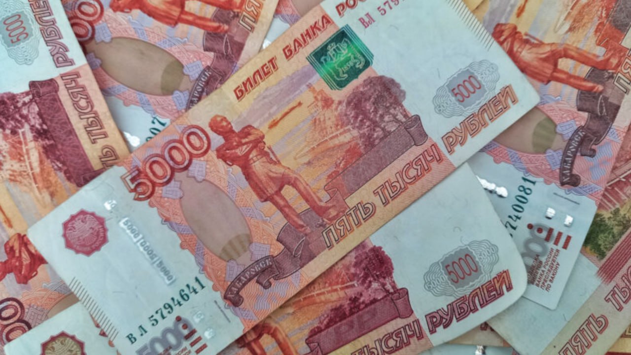 Мошенники заработали на обувном мастере из Калининграда более 300 000 рублей. В полицию обратился 41-летний горожанин, работающий обувным мастером. Мужчина рассказал, что перевел аферистам более 300 000 рублей, взятых в кредит. Выяснилось, что мужчине в мессенджере позвонил неизвестный и представился сотрудником энергетической компании. Он сообщил, что необходимо провести плановую замену счётчика и предупредил, что с ним свяжется специалист. Через некоторое время на мобильный телефон потерпевшему пришло сообщение от контакта с именем «gosuslugi» с требованием перезвонить по указанному номеру, так как якобы произошел взлом его аккаунта. Калининградец выполнил полученные указания и поменял логин и пароль от личного кабинета на портале государственных услуг. Через несколько минут ему в мессенджере поступил звонок от девушки, которая представилась сотрудником службы финансового мониторинга, и пояснила, что на неё оформили доверенность на проведение банковских операций с его картами. Она предупредила, что его счета находятся в опасности, также дополнила, что с ним свяжутся сотрудники силовых структур для оказания помощи по предотвращению мошеннических действий с его картами. Далее поступил звонок уже от лжесотрудника правоохранительных органов, который сообщил, что окажет помощь в предотвращении мошеннических действий и убедил потерпевшего перевести имеющиеся у него 320 тысяч рублей на указанный счет. В УМВД России по Калининградской области сообщили, что в настоящее время по данному факту возбуждено уголовное дело.