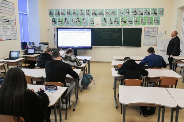 Профессор: профильные направления помогают школам искусственно повышать успеваемость Образовательные учреждения самостоятельно выбирают специализацию для 10-11 классов. Об этом в эфире радиостанции «Говорит Москва» рассказал директор Центра развития образования Высшей школы государственного управления Президентской академии Владимир Блинов. Обычно создаётся некое количество 10-11 классов, они, как правило, оформляются в качестве профильных, а общеобразовательные не делаются. Вроде бы всё по желанию, но так или иначе мы обязательно столкнёмся с проблемой выбора, потому что всего предусматривается пять направлений, а внутри, например, гуманитарного может быть класс более литературный или связанный с журналистикой. Уже с таким вот приближением к некой профессиональной деятельности. И в рамках одной школы не может быть такого большого количества классов, или это должна быть очень большая школа, что редкость. Это решает сама школа в соответствии с уставом, совместно с родителями. Где-то у директора в столе лежит соответствующий документ. Не существует обязательства, чтобы хотя бы один был непрофильным. Кроме всего прочего, школы борются за средний балл и за повышение успеваемости. Наличие исключительно профильных классов способствует этой бюрократической задаче, в общем-то, не научить, а отобрать и искусственно повысить балл, избавиться от нежелательных детей.