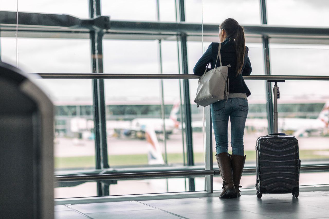 Улететь с Дальнего Востока в столицу по льготе больше нельзя билетов нет до лета У Аэрофлота закончились субсидированные авиабилеты с Дальнего Востока в Москву и Санкт Петербург к концу января на сайте авиакомпании не осталось льготных мест ни из Владивостока ни из Хабаровска на февраль март и летний сезон Продажа субсидированных билетов с Дальнего Востока в западную часть России открылась 15 декабря за полтора месяца жители региона полностью выкупили весь доступный объем система бронирования не показывает ни одного льготного билета Помимо субсидированных тарифов раскуплены билеты по плоским тарифам а также значительная часть билетов по рыночной цене из за чего улететь в Москву сейчас практически невозможно   Ранее полпред президента в ДФО критиковал Аэрофлот за то что компания не смогла реализовать выделенные средства на продажу субсидированных билетов по маршруту Камчатка Владивосток и была вынуждена вернуть деньги в бюджет Аэропорт Благовещенска обновил рекорд более 1 млн пассажиров в год С бетона в Благовещенск и Южно Сахалинск тридцатилетние Boeing 747 возвращаются в небо Дальнего Востока Владивосток и Хабаровск среди самых востребованных внутренних рейсов Аэрофлота Главное про Дальний Восток