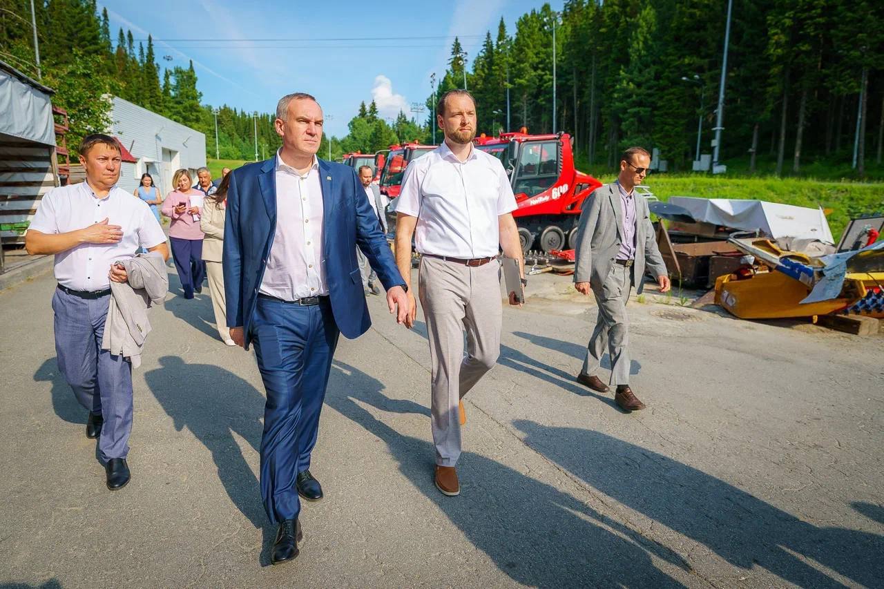 Руслан Кухарук объявил о модернизации Центра зимних видов спорта имени А.В. Филипенко Решение не о косметическом ремонте, а о серьезной модернизации губернатор региона принял во время выездного рабочего совещания в Центре зимних видов спорта имени А.В. Филипенко. Глава региона высказал общее мнение югорчан, написав в своем телеграм-канале, что «это место – кузница спортивных талантов и площадка для проведения международных соревнований, а также один из символов Югры. Это обязывает содержать объект на самом высоком уровне. Такое мнение разделяют и представители спортивного сообщества, болельщики, жители и гости окружной столицы. На этом основании глава автономного округа заявил о необходимости «не просто освежить инфраструктуру центра, но и модернизировать ее по современным стандартам». «В соответствии с ранее принятыми решениями, уже в этом году запланированы обустройство ливневой канализации, замена дорожного полотна, ремонт основной трассы протяженностью 3 300 метров, обновление входной группы, трибун, технических помещений и подтрибунных сооружений, а также строительство теплой крытой стоянки для ратраков». Больше подробностей тут.