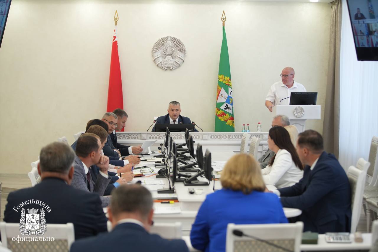 Совещание по вопросам строительства провел губернатор Иван Крупко Речь шла об объектах которые возводятся за счет средств государственных и региональных инвестпрограмм В нынешнем году уже введены новые социально значимые объекты в сфере образования культуры спорта здравоохранения Это новые медицинские кабинеты с современным оборудованием бассейн при школе в Хойниках стадион в Коммунаровской средней школе Буда Кошелевского района модернизированные детские оздоровительные центры Проводится текущий и капитальный ремонт котельных пищеблоков в больницах и социальных пансионатах пешеходных мостов игровых залов в спортшколах Кроме того разрабатываются проектно сметные документации и проводятся экспертизы по объектам которые начнут строиться в 2026 году Губернатор поставил строителям задачу не затягивать со сроками разработки ПСД чтобы приступить к возведению объектов в начале следующего года Участие в совещании принял помощник Президента инспектор по Гомельской области Руслан Пархамович