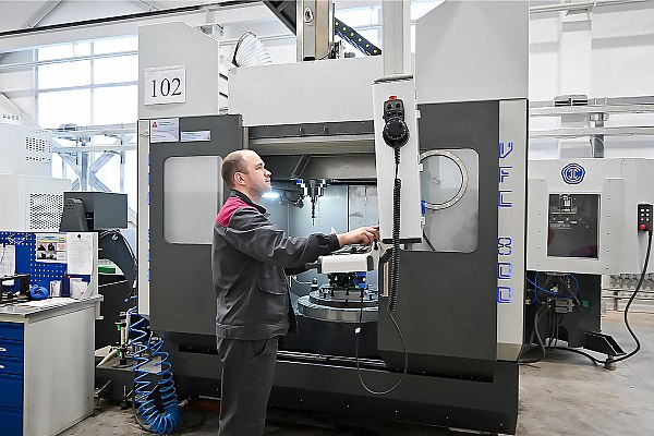 На ОДК СТАР установлено новейшее оборудование для изготовления агрегатов двигателей ПД 8 и ПД 14 На ОДК СТАР входит в Объединенную двигателестроительную корпорацию Госкорпорации Ростех в 2025 году установлено более 130 единиц нового оборудования в том числе уникальные станки разработанные специально для пермского предприятия Запуск в работу высокотехнологичных обрабатывающих центров позволит увеличить пропускную способность производства и выпуск агрегатов для авиационных двигателей ПД 8 и ПД 14 для самолетов Superjet и МС 21 Об этом сообщает AVIA RU На ОДК СТАР активно проводится модернизация и обновление станочного парка Предприятие разрабатывает и производит системы автоматического управления газотурбинными двигателями с цифровыми электронными регуляторами и гидромеханическими агрегатами aviaru net n292026