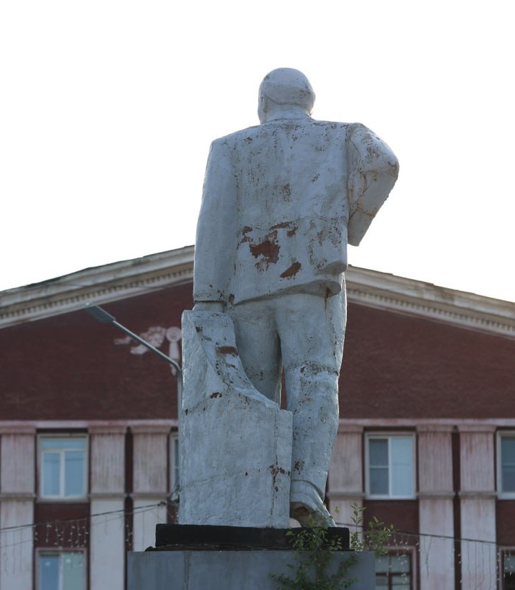 Памятник Ленину в Ревде могут не вернуть на центральную площадь города  По крайней мере таковы промежуточные результаты опроса, а он завершается уже сегодня – в 23.59.   Пока в опросе лидирует вариант переноса памятника после завершения его реставрации в Ленинский сквер. На площади Победы  это центральная площадь Ревды — прим.    в таком случае власти обещают построить новый фонтан и дополнительно благоустроить территорию.  Проголосовать за один из вариантов опроса можно на портале Госуслуг по этой ссылке. Но сделать это можно только в том случае, если у вас есть постоянная регистрации на территории городского округа Ревда. Вероятно, администрация Ревды решила не повторять «ошибок» властей другого свердловского города — Ирбита, в котором этим летом затеяли переименование центральной площади города, носящей название Ленина — в итоге в опросе, в котором не предусмотрели авторизацию через Госуслуги, за несколько дней было зафиксировано более 70 тысяч голосов  при том, что всё население Ирбита менее 37 тысяч , и власти города отменили голосование, заявив, что в него привлечено слишком много «левых» пользователей.  Напомним, памятник Ленину в Ревде демонтировали 7 августа. На то, чтобы снять Ильича с постамента, потребовалось почти 10 часов — несколько раз ломался инструмент. Демонтажу монумента предшествовала многолетняя история с протестами местных и екатеринбургских коммунистов, которую   вкратце описывали здесь.  Фото: Ревдинский рабочий