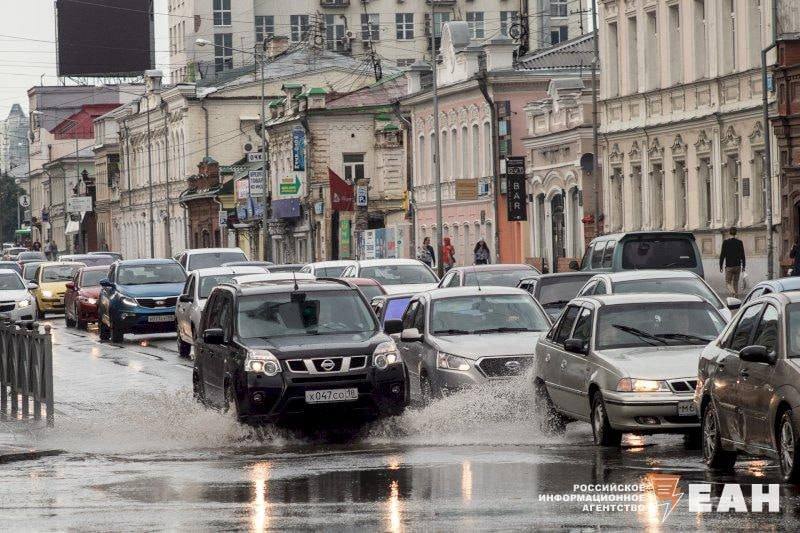 Свердловскую и Челябинскую области затопит дождем Главный синоптик России Роман Вильфанд предупреждает: в ближайшие дни Урал и соседние регионы ждут мощные дожди, которые могут поднять уровень воды до критических отметок. Это грозит подтоплениями и проблемами с судоходством. В Свердловской, Курганской и Челябинской областях реки могут выйти из берегов, а в Ханты-Мансийском округе ожидаются серьезные проблемы на реках Иртыш и Обь. Ситуация также накаляется в Красноярском крае и Хакасии — там прогнозируются сильные дожди и грозы. В Амурской области и Хабаровском крае готовьтесь к ливням и сильному ветру.