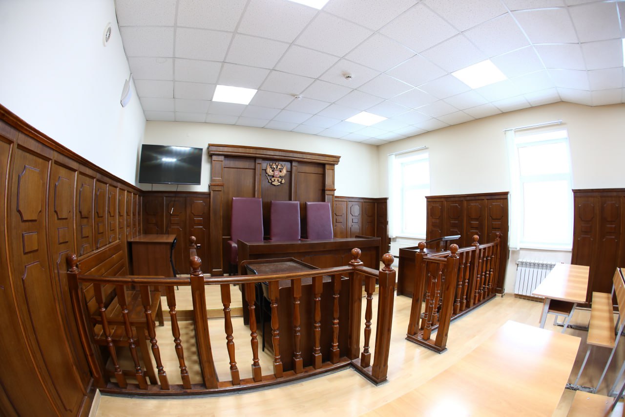 Челябинца будут судить за покупку крупной партии контрафакта Следователи завершили расследование дела в отношении 31-летнего челябинца. Его обвиняют в приобретении крупной партии контрафактных сигарет с целью последующей продажи. При обыске в гаражном боксе в Курчатовском районе правоохранителями было обнаружено и изъято более 142 тысяч пачек сигарет, обклеенных поддельными акцизами. Общая стоимость составила порядка 18 миллионов рублей. Кроме того, в отношении обвиняемого возбуждено дело и по факту незаконного использования товарного знака. Дело в том, что челябинец использовал те из них, которые принадлежат известному российскому бренду, чем причинил компании ущерб более чем на 3 миллиона. «Уголовное дело с утвержденным прокурором обвинительным заключением направлено в Курчатовский районный суд для рассмотрения по существу», – рассказали в пресс-службе ГУ МВД по Челябинской области.