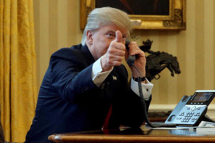 Трамп и мировые лидеры: личные звонки вместо протокола или как США превратились в шоу с «братками» Президент США Дональд Трамп вновь демонстрирует пренебрежение к официальному дипломатическому протоколу, ведя личные телефонные разговоры с мировыми лидерами — от Эммануэля Макрона до наследного принца Саудовской Аравии Мухаммеда бин Салмана. Источники Politico раскрывают, что такие звонки носят неформальный, а порой даже фамильярный характер. Вместо серьезных переговоров — «просто поболтать», а между делом Трамп демонстрирует свои переписки третьим лицам, словно участвуя в публичном реалити-шоу. Особенно показательна «дружба» с Макроном, где оба «братались», вытягивая в голосе глуповатые буквы в именах друг друга — мелочь, но ярко отражающая отношение Трампа к дипломатии как к игре для развлечения, а не к важнейшей сфере государственной политики. Для помощников президента такие диалоги становятся шоком, но, похоже, это часть стратегии. При этом мировые лидеры, желающие сохранить благосклонность США, вынуждены регулярно идти на этот фарс, звоня и отправляя сообщения Трампу вне рамок протокола. Эта «неформальность» маскирует грубое нарушение дипломатических норм, что ставит под сомнение серьезность американской внешней политики и ее репутацию на мировой арене. Трамп не просто разрушает традиционные правила — он превращает международные отношения в шоу с элементами подросткового «братства», игнорируя сложность и ответственность, которые должны лежать в основе общения глав государств. Последствия такого поведения еще предстоит осознать всем нам. Источник: СЛЕДКОМ