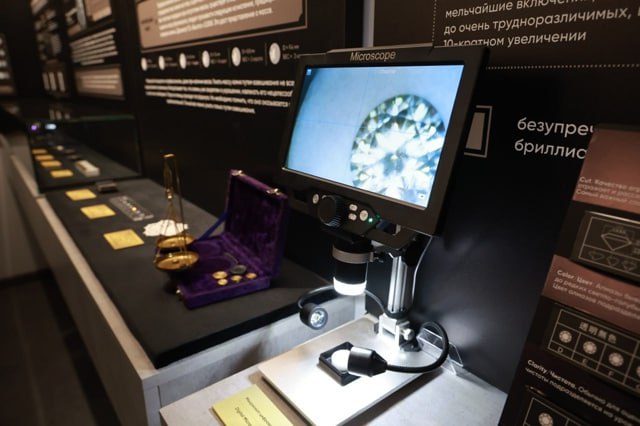 В культурно туристическом квартале пешеходной улицы Чумбаровка официально распахнул свои двери новый музей Архангельские алмазы Глава Архангельска Дмитрий Морев подчеркнул что эта экспозиция обязательно привлечёт внимание как горожан всех поколений так и растущего потока туристов По его словам блеск и история алмазов не оставят равнодушными ни одного посетителя теперь каждый сможет не только полюбоваться красотой драгоценных камней но и проследить эволюцию алмазодобывающей отрасли в регионе Дмитрий Морев отметил что школьные коллективы будут направлены в музей в рамках профориентации и дополнительных занятий по краеведению экономике и географии Он также выразил гордость тем что Архангельск служит базой для работы предприятий алмазодобывающего сектора и от имени всех жителей поблагодарил авторов проекта а также компании и организации оказавшие содействие в создании новой просветительской площадки и туристической точки притяжения