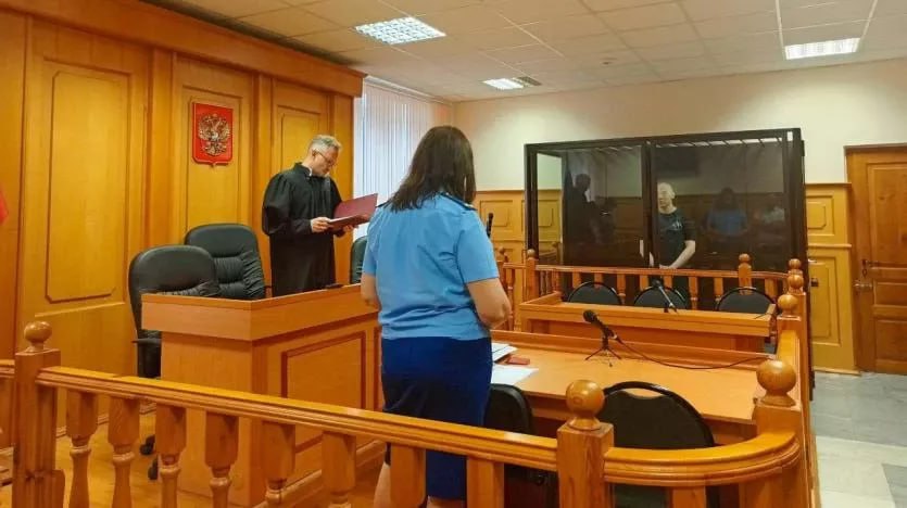 Двадцатилетний студент ЧЮКа приговорен к 12 годам лишения свободы за диверсию в Челябинске Первые три года осужденный Евгений Владыцкий проведет в тюрьме, остальные – в исправительной колонии строгого режима. Как сообщает пресс-служба УФСБ России по Челябинской области, южноуральца, причастного к совершению диверсии на объекте связи, сотрудники управления задержали в результате проведения комплекса оперативно-разыскных мероприятий. Силовики установили, что диверсант является крайним сторонником проукраинской идеологии и действовал по заданию иностранного куратора в целях подрыва экономической безопасности Российской Федерации. ПОДРОБНЕЕ URALPRESS.RU