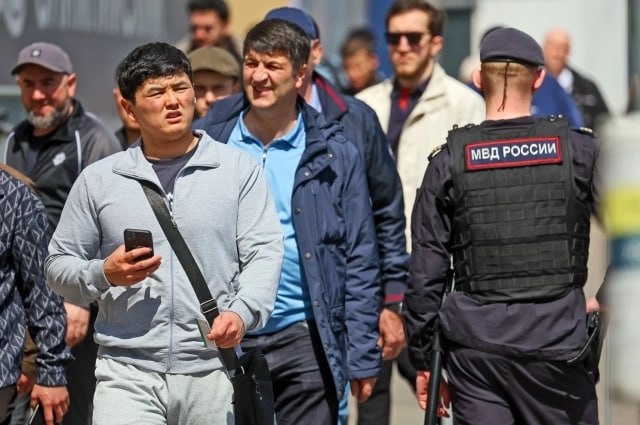 Людей эвакуируют из ТЦ «Талер» и с рынка на Военведе в Ростове  Днем в Советском районе Ростова был эвакуирован ТЦ «Талер» на улице Зорге, 33. По словам очевидцев, всех посетителей и сотрудников спешно вывели из здания. На кадрах видно полицейскую машину у входа и оградительную ленту. Вход в ТЦ временно закрыт.  «Якобы поступил звонок о минировании, приехали кинологи», — сообщают очевидцы.  Параллельно поступила информация об оцеплении рынка на Военведе в Октябрьском районе. На месте замечен пожарный автомобиль и работают экстренные службы.  Очевидцы сообщают о звонке с информацией о заложенной бомбе и эвакуации сотрудников и посетителей рынка.  СМИ запросили комментарий в пресс-службе ГУ МВД, но ответа пока не последовало. Информация уточняется.  Следует отметить, что в Ростове-на-Дону и ранее фиксировались сообщения об угрозах в торговых центрах и медицинских учреждениях.