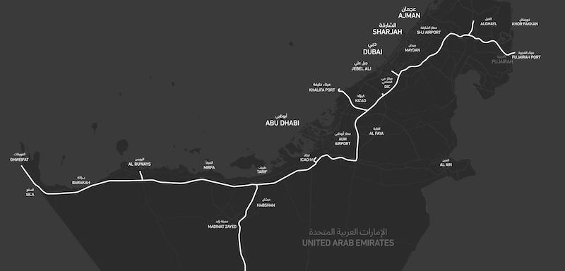 Пассажирские поезда Etihad Rail запустят в 2026 году Железнодорожная сеть соединит все семь эмиратов, включая Дубай, Абу-Даби, Шарджу и Фуджейру. Сейчас дорога уже используется для грузоперевозок. Планируется три класса обслуживания: первый, бизнес и эконом. Вместимость — до 400 пассажиров, скорость движения — до 200 км/ч. ⏱ Время в пути: — Абу-Даби — Дубай: 57 мин — Абу-Даби — Фуджейра: 105 мин — Дубай — Фуджейра: 50 мин Сеть интегрируют с городским транспортом и оплатой по картам NOL. В перспективе — отдельная высокоскоростная линия Дубай–Абу-Даби до 350 км/ч, 30 минут в пути . Станции запланированы на ключевых островах и в аэропортах.