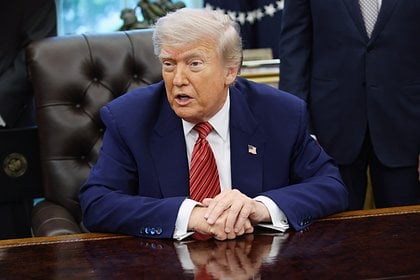 Трамп призвал отменить потолок госдолга США из-за грозящей «катастрофы» Президент США Дональд Трамп призвал отменить потолок госдолга страны, поскольку Штатам грозит «экономическая катастрофа». Об этом он заявил на своей странице в социальной сети Truth Social. Он прокомментировал соответствующее предложение сенатора Элизабет Уоррен, отметив, что впервые согласен с ней «хоть в чем-то». «Лимит долга должен быть полностью отменен, чтобы предотвратить экономическую катастрофу. Он слишком разрушительный, чтобы отдаваться в руки политиков, которые могут захотеть его использовать, несмотря на ужасающий эффект, который он может оказать на нашу страну и даже на мир. Давайте соберемся вместе, республиканцы и демократы, и сделаем это!» — сообщил он. Ранее Трамп попросил американских законодателей отложить рассмотрение новых санкций против России.