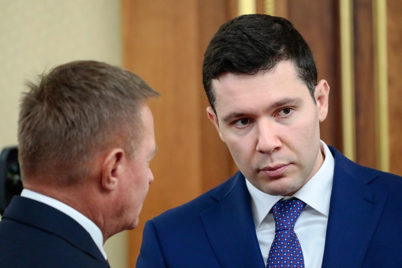 Глава Минпрома Алиханов прилетел в Челябинск. Рабочий визит министра промышленности и торговли РФ начался с «Завода роботов», о работе которого докладывал главе государства 16 июля губернатор  Текслер. Также в программе поездки посещения других предприятий Челябинской области и рабочие встречи с руководством региона и промышленниками.  Главный политический канал Урала