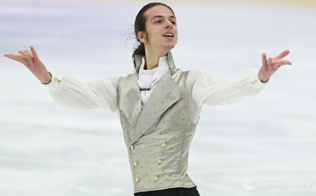 Российские болельщики Гуменника готовятся к его выступлению на Олимпиаде Фанаты подготовили баннеры плакаты и игрушки Команда поддержки фигуриста собирается подключать к скандированию соседей по трибунам просить их держать баннеры Предлагаю скандировать Браво итальянцы могут подхватить пишет одна из болельщиц в сообществе в котором готовятся к посещению выступления Соревнования с участием Гуменника начнутся в 20 30 мск россиянин значится под первым стартовым номером Подписывайтесь на РИА Новости Спорт в MAX