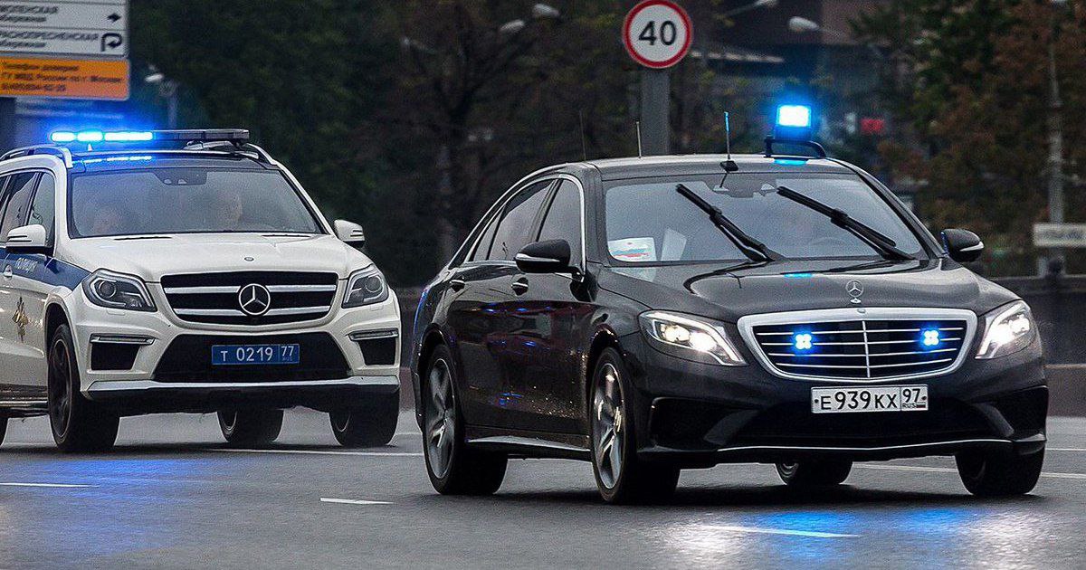 Новый штраф для автомобилистов: в России ужесточат наказание за отказ пропустить машину с "мигалкой" Автомобилистов ждет новый штраф в 10 тыс. руб. или лишение прав за отказ пропустить автомобиль без цветографической схемы на борту. Речь идет о машинах, на которых возят высших чиновников.