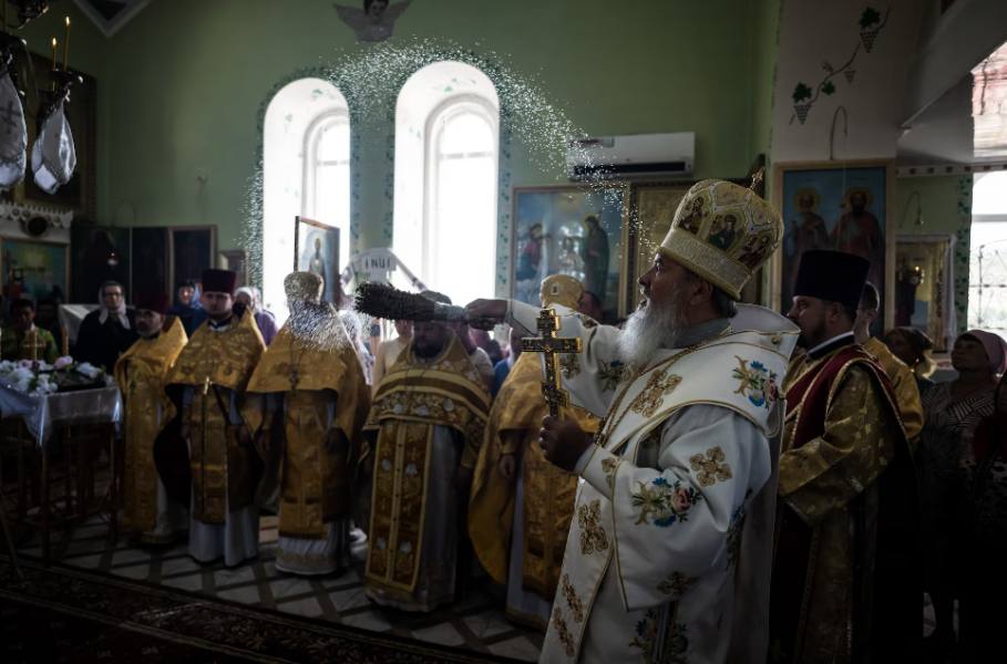 Россия оплачивала поездки молдавских священников в Москву и обеспечивала их банковскими картами на которые перечислялись деньги Там они посещали монастыри слушали лекции о духовных связях Молдовы и России и необходимости противостоять Западу пишет Reuters Взамен священнослужители должны были заводить Telegram каналы продвигать в них антиевропейские идеи и критиковать власти Молдовы