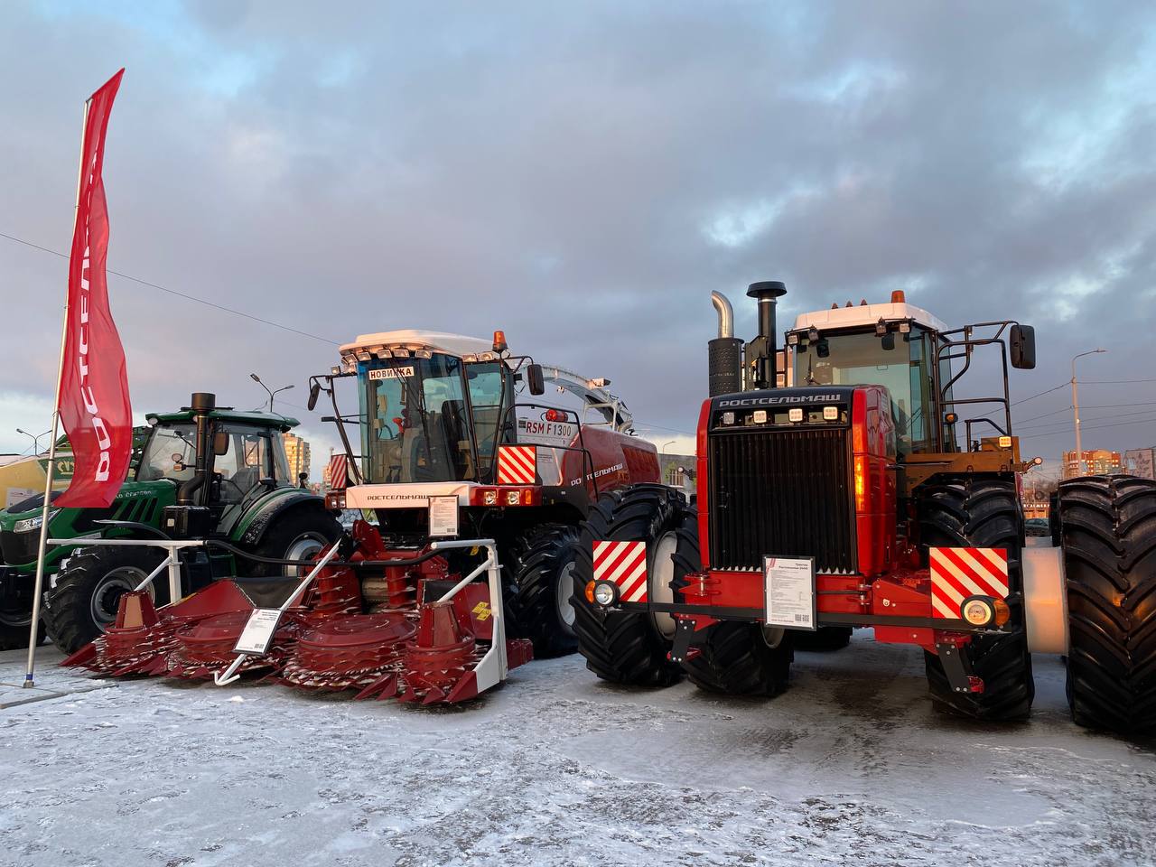28 ноября в Омске состоятся торжественные мероприятия приуроченные ко Дню работника сельского хозяйства и перерабатывающей промышленности С 8 45 до 14 00 возле областного Конгресс холла будет работать Сибирская агропромышленная выставка ярмарка Все желающие смогут приобрести продукцию местных товаропроизводителей из районов области ознакомиться с экспозицией достижений аграрной науки и увидеть выставку современной сельскохозяйственной техники Также состоится церемония награждения где будут отмечены призеры занявшие вторые и третьи места Им вручат дипломы почётные грамоты и памятные подарки а самым результативным сдатчикам молока доильные аппараты Праздничные мероприятия завершатся торжественной церемонией награждения победителей с вручением легковых автомобилей за высокие достижения в сельском хозяйстве в этом году будет вручено 16 автомобилей