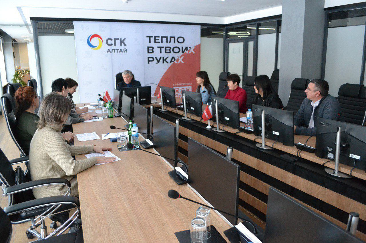 Социальное партнёрство Между СГК Алтай и Алтайской краевой организацией Всероссийский Электропрофсоюз подписано несколько соглашений Во вторник 23 декабря ряд определяющих документов подписали генеральный директор СГК Алтай Игорь Лузанов и председатель Алтайской краевой организации Всероссийского Электропрофсоюза Светлана Косякова В частности состоялось подписание соглашения о внесении изменений в коллективный договор АО СГК Алтай на 2025 2027 годы в части размеров и сроков индексации заработной платы работников а также двух дополнительных соглашений об уровне пересмотра заработной платы на 2026 год и предоставлении материальной помощи членам профсоюза к оплачиваемому отпуску На подписании документов присутствовали директор по персоналу СГК Алтай Юлия Чернядьева директор по производственной безопасности СГК Алтай Александр Лесных а также руководители первичных профсоюзных организаций алтайских предприятий СГК Подробнее по теме читайте на портале СГК Online