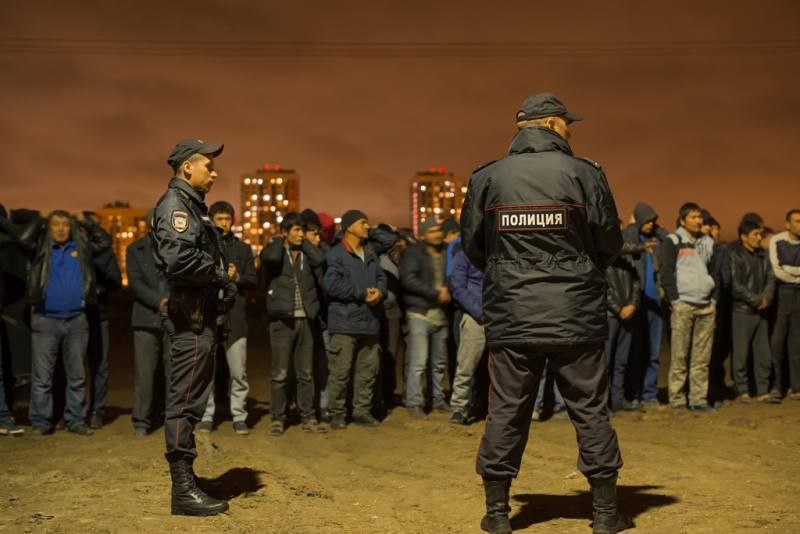 В городе Артёме Приморья девушка зарегистрировала у себя в квартире 27 мигрантов из Узбекистана и Таджикистана  Уроженка Узбекистана, являясь гражданкой Российской  Федерации и собственником жилого помещения, фиктивно и незаконно по месту жительства поставила на миграционный учет 27 иностранных граждан. Таким образом она лишила возможности органы осуществления контроля за соблюдением миграционного учета и за передвижением иностранных граждан на территории Российской Федерации. В судебном заседании подсудимая с обвинением согласилась. Артемовским городским судом женщина признана виновной по ст.322.3 УК РФ и осуждена к наказанию в виде 120 000 руб. штрафа с учетом наличия совокупности обстоятельств, смягчающих наказание, и невозможности назначения более строгого вида наказания.  Источник