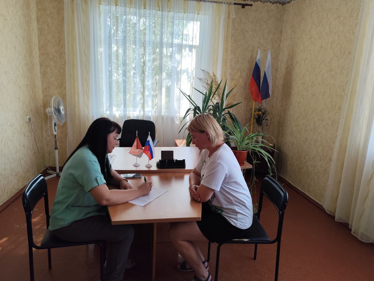 В селе Верхние Серогозы состоялся приём граждан, организованный муниципальными депутатами партии «Единая Россия» совместно с представителями профильных ведомств в рамках партийного проекта«Новая школа». Встреча стала важным звеном в диалоге между властью и населением по вопросам развития системы образования и обеспечения безопасности детей в регионе. Жители села выступили с инициативой введения обязательной школьной формы в ГБОУ ХО «Верхнесерогозская школа Нижнесерогозского района». По мнению граждан, данная мера позволит не только повысить дисциплину среди учащихся, но и создать равные условия для всех детей, независимо от их социального положения. На встрече особое внимание было уделено вопросу о проведении ремонтных работ в здании ГБОУ ХО «Верхнесерогозский детский сад», которое в настоящее время нуждается в частичном ремонте. Муниципальные депутаты внимательно выслушали обращения каждого гражданина, предоставили компетентные разъяснения о процедуре рассмотрения и решения обозначенных вопросов, а также заверили, что в рамках своих полномочий окажут всестороннюю поддержку в реализации озвученных инициатив. Проведение подобных встреч в рамках партийного проекта «Новая школа» подтверждает стремление к созданию современных, комфортных и безопасных условий для обучения и воспитания подрастающего поколения, что является необходимым условием для устойчивого развития региона и повышения качества жизни его жителей.