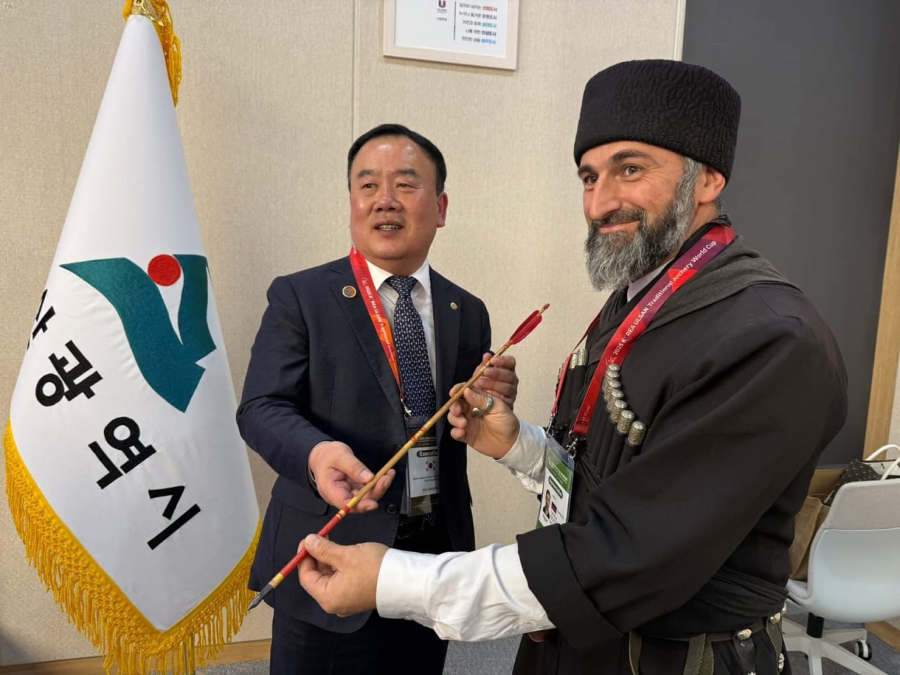 Дагестанец Джамал Махтибеков включён в совет директоров Всемирной федерации стрельбы из лука Решение принято на генеральной ассамблее в Ульсане Южная Корея где проходит этап Кубка мира Махтибеков системно развивает направление как в РФ так и на международной арене руководит региональной федерацией Шёлковый путь входит в тренерский штаб национальной сборной судит крупнейшие турниры и возглавляет российский комитет по традиционным лукам На текущем этапе Кубка мира под его руководством выступают пять спортсменов включая Магомедарифа Мирзаева вышедшего в полуфинал