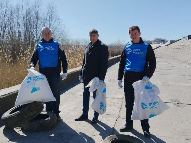 В Волгоградской области стали популярны экосплавы  В Волгоградской области становится больше эковолонтеров: в этом году количество участников стало рекордным. Как рассказали Волжский.ру в комитете природных ресурсов, лесного хозяйства и экологии, в этом году участниками экологической акции «Вода России» стали более 21 тысячи жителей. В общей сложности они очистили от мусора 986 километров берегов рек и озер. Самые массовые субботники с участием студентов, школьников, членов общественных организаций, корпоративных волонтеров, прошли в Ольховском районе и в Волжском. В том году также стали популярны экосплавы.   Подробнее на Волжский.ру: