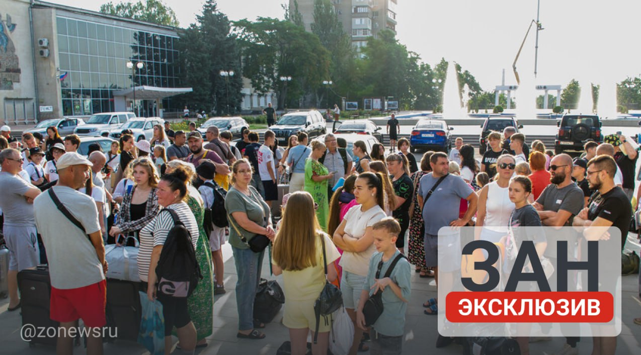Дети из Мелитополя отправились на вторую смену в евпаторийский лагерь «Юность» «Это уже вторая отправка детей за лето — сейчас в Евпаторию поехали еще 100 ребят, а в начале июня уже оздоровились 250 детей», — сказал корреспонденту ЗАН заместитель главы городского округа по вопросам социальной и внутренней политики Александр Остапенко. В поездку отправились дети участников СВО и сотрудников коммунальных служб, ребята из малообеспеченных семей и находящиеся под опекой, другие ребята из социально незащищенных категорий. Возраст детей — от 7 до 15 лет. Каждая смена длится 21 день. Отправка детей в оздоровительный лагерь на южном побережье Крыма проводится при поддержке шефского региона — Архангельской области. #ЗАНмолодежка , VK и ОК и читайте новости на нашем сайте