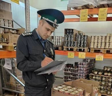 Более 11,5 тонн небезопасной животноводческой продукции выявил в магазинах торговых сетей «Светофор» и «Маяк» в Краснодарском крае и Адыгее В ходе проверок на 65 площадках магазина «Светофор» и 45 площадках «Маяка» установлено, что в реализации находилась мясная, молочная и рыбная продукция с истекшим сроком годности, без маркировки производителя, с нарушенной целостностью упаковки, без ветеринарных сопроводительных документов или с нарушениями при их оформлении. По результатам проверок из магазинов «Светофор» изъято и уничтожено более 4 тонн пищевой продукции мясной, молочной, рыбной и около 4,4 тыс. шт. яиц, из магазинов «Маяк» изъято и уничтожено более 7,5 т мясных, молочных и рыбных товаров, не отвечающих требованиям нормативных документов. _____________________________ Есть интересная новость? Присылайте нам Краснодар Сегодня ПРИСЛАТЬ НОВОСТЬ