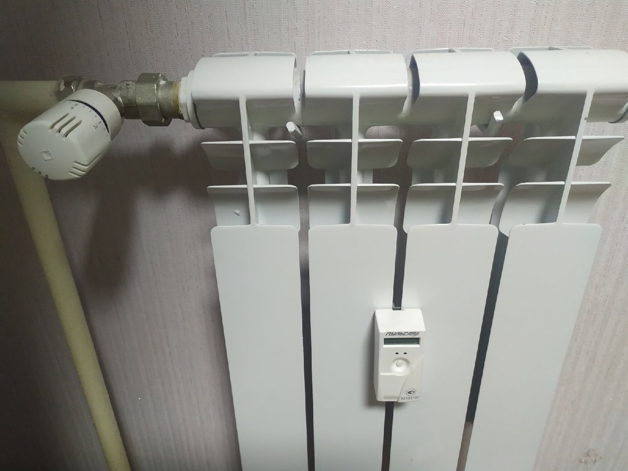 В Курской области усилят информирование курян о сроках устранения аварий на тепловых и водопроводных сетях Поводом стали многочисленные обращения жителей связанные с перебоями отопления горячей и холодной воды Повреждения на сетях были выявлены ещё в начале прошлой недели и устранялись при благоприятных погодных условиях При этом власти отметили что люди часто не получают понятной информации о том когда именно завершатся работы Главам муниципальных образований поручено оперативно и детально публиковать в своих социальных сетях сроки ликвидации аварий Подчёркивается что органы власти должны быть на стороне граждан а ресурсоснабжающие организации обязаны обеспечивать надёжное энергоснабжение В регионе также планируют проанализировать инвестиционные программы энергетических компаний на 2026 год Власти намерены добиваться персональной ответственности за сбои в работе сетей включая правовые и финансовые меры воздействия Курская Telega Прислать новость