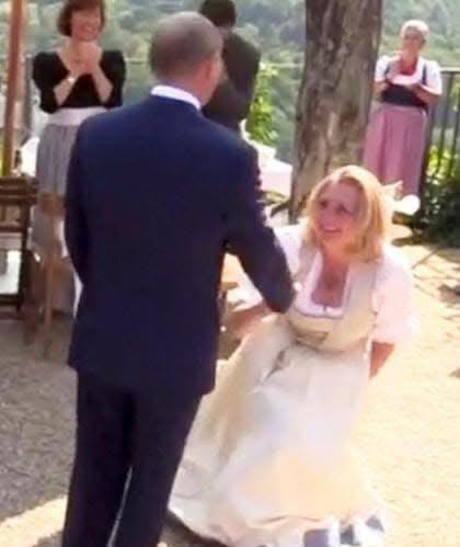 Австрийский министр на коленях назвала соотечественников гиенами Теперь беженку осевшую в РФ собираются лишить гражданства Альпийской республики Австрийская парламентская партия NEOS инициировала процедуру лишения гражданства бывшего министра иностранных дел страны Карин Кнайсль которая сейчас проживает в России Об этом сообщает Kronen Zeitung Поводом для такого шага в частности стало её недавнее высказывание в котором она сравнила австрийцев с гиенами Если я и скучаю по чему то в Европе так это по Франции а не по Австрии Во Франции люди были людьми а в Австрии гиенами сказала бывший дипломат в ролике размещенном на YouTube Председатель партии NEOS Янник Шетти подверг критике деятельность экс министра в России заявив что её пропагандистская бизнес модель на службе у Путина должна иметь юридические последствия Кнайсль занимала пост министра иностранных дел Австрии с 2017 по 2019 год В 2018 году на своей свадьбе она стала на колени с Путиным