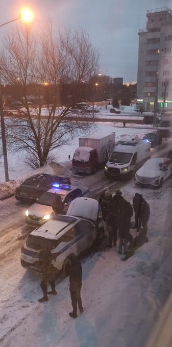 В Южном Бутово, на улице Брусилова полчаса назад в полицейскую машину метнули бутылку с чем-то горючим. Начался пожар. Сейчас возгорание ликвидировано, ведется поиск злоумышленника.  UPD: поджигатель патрульной машины задержан на месте преступления - пресс-служба ГУ МВД по Москве.