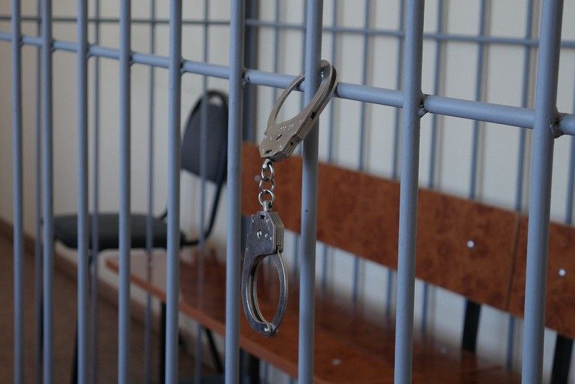 Новомосковский суд приговорил мужчину к 10,5 лет лишения свободы за убийство и угрозу убийством в отношении прокурора  Судом установлено, что в прошлом году подсудимый распивал спиртные напитки дома у своего друга в г. Новомосковске. В ходе возникшего между ними конфликта подсудимый взял нож и зарезал собутыльника.  В ходе предварительного следствия по факту совершенного убийства судом в отношении обвиняемого была избрана мера пресечения в виде заключения под стражу. Данное ходатайство рассматривалось с обязательным участием прокурора. Впоследствии в прокуратуру поступило письменное обращение убийцы, в котором он высказал угрозу убийством и причинения вреда здоровью в отношении прокурора, участвующего в суде. Исходя из характера высказанного и личности обвиняемого, работник прокуратуры воспринял угрозу реально.  Приговором суда от 27.02.2024 подсудимый был признан виновным, ему назначено наказание в виде лишения свободы на срок 10 лет 6 мес. с отбыванием в исправительной колонии строгого режима.  Источник