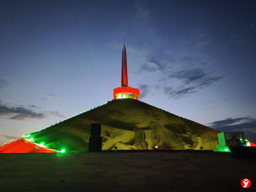 Парк в форме крыльев аиста заложат на Кургане Славы во время субботника В новом парке высадят 400 деревьев и кустарников он станет не только местом отдыха и прогулок но и значимым культурным объектом В Минской области планируют заработать более 2 млн рублей Средства распределят следующим образом 50 на строительство Национального исторического музея Беларуси 25 на разработку проекта исторического вала в Заславле 25 на закупку медицинского оборудования для нового хирургического корпуса МОКБ Подпишись Минская правда MLYN by