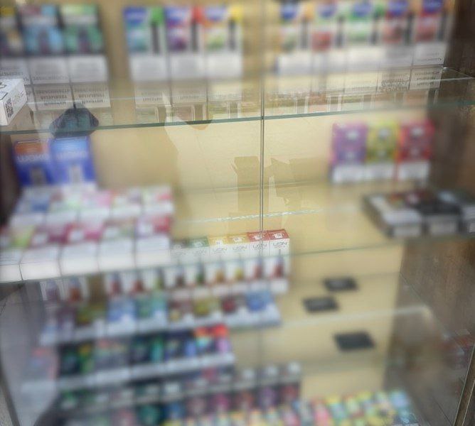 Больше 1 0 0 0 нелегальных электронных сигарет изьяли полицейские в Новороссийске Местный бизнесмен организовал в своём магазине незаконную продажу электронных сигарет. Полицейские изъяли более 1000 устройств доставки никотина почти на 900 000 рублей. Составлен протокол об административном правонарушении: по ст. 14.2 КоАП РФ «Незаконная продажа товаров иных вещей , свободная реализация которых запрещена или ограничена» по ч. 2 ст. 14.53 КоАП РФ «Несоблюдение ограничений и/ нарушение запретов в сфере торговли табачными изделиями, табачной продукцией, никотинсодержащей продукцией и сырьем для их производства, кальянами, устройствами для потребления никотинсодержащей продукции». Незаконную деятельность пресекли сотрудники УЭБиПК ГУ МВД России по Краснодарскому краю совместно с коллегами из ИАЗ УМВД России по городу Новороссийску. Поддержать наш канал можно по ссылке Полиция Кубани