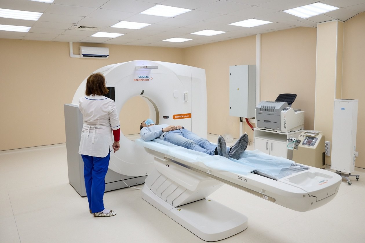 Резидент СПВ строит во Владивостоке многопрофильный медицинский центр с полным циклом амбулаторных услуг В Приморье в 2027 году откроется многопрофильный медцентр площадью 500 кв м построенный резидентом Свободного порта Владивосток Компания Ресурс планирует вложить в проект 42 5 млн рублей Клиника рассчитанная на 45 пациентов в день и способная трудоустроить 18 специалистов в год сможет принять около 8 тыс человек В новом корпусе установят оборудование для УЗИ функциональной и лабораторной диагностикой физиотерапией и реабилитацией Налоговые льготы и административные преференции позволят направить сэкономленные средства на привлечение высококвалифицированных врачей и медицинского персонала а также на закупку современного оборудования Приморье