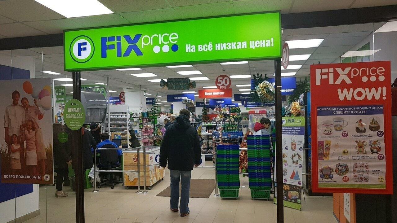 Fix Price Group #FIXP  LFL-трафик Fix Price в 1-м квартале продолжил снижение  Розничная выручка Fix Price за 3 месяца 2025 года выросла на 8,4% до ₽68,7 млрд, оптовая сократилась на 31% и составила ₽5,8 млрд. LFL-продажи увеличились на 1,6%, средний чек — на 3,1%, а трафик снизился на 1,5%. Количество чистых открытий составило 117 магазинов. Торговая площадь сети увеличилась на 11% и составила 1 575 492 кв. м.  Источник: ir.fix-price.com