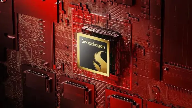 В старых Snapdragon нашли уязвимость через USB Касперский раскрыл уязвимость CVE 2026 25262 в чипах Qualcomm но для атаки нужен физический доступ к устройству Проблема сидит в BootROM низкоуровневой прошивке которая запускается ещё до операционной системы Атака проходит через режим EDL который обычно используют для ремонта восстановления и перепрошивки устройств В зоне риска указаны MDM9x07 MDM9x45 MDM9x65 MSM8909 MSM8916 MSM8952 и SDX50 При успешной атаке можно обойти часть защит получить доступ к данным и поставить вредоносный код глубоко в систему Главный риск не обычная зарядка в кафе а ремонт поставка устройства или ситуация когда смартфон ненадолго попал в чужие руки Современные флагманы в основном не главная цель этой истории потому что речь идёт прежде всего о старых и промышленных платформах До патчей лучший совет простой не отдавать устройство в сомнительные сервисы и не подключать его к непонятным USB устройствам Физический доступ к смартфону теперь уже главный риск для старых устройств Наши каналы Участвуй в конкурсе Чипы Тeлeфoны