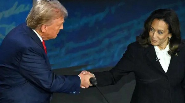 Камала Харрис готовится к президентской гонке 2028 года Бывшая вице президент США Камала Харрис лидирует в опросах среди демократов перед выборами 2028 года передает ArbatMedia Харрис активно готовится к предвыборной кампании и усиливает своё влияние внутри Демократической партии По информации издания Axios политик не намерена уступать позиции и полна решимости побороться за пост президента на следующих выборах Хотя в гонке могут участвовать влиятельные фигуры включая губернатора Калифорнии Гэвина Ньюсома опросы общественного мнения пока демонстрируют устойчивую поддержку Харрис среди сторонников демократов Это делает её ключевым претендентом на выдвижение от партии в 2028 году Прислать новость