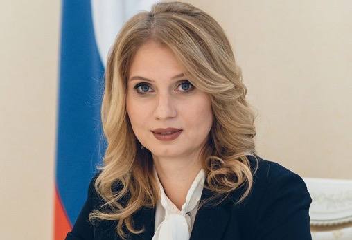 Самарская экс-чиновница получила гражданство США Вера Щербачева руководила департаментом внешних связей администрации. Чиновница покинула Россию в мае прошлого года, прислав заявление об увольнении из-за рубежа. Увольнению предшествовали обыски у нее дома и на работе в рамках расследования уголовного дела о мошенничестве с использованием служебного положения, связанного с фиктивным трудоустройством в региональный Дом дружбы народов близкой знакомой старшего сына Щербачевой Петра Щербачева. Речь идет о студентке НИУ ВШЭ Анне Алексеевой. В октябре 2023 года после череды скандалов с участием выходцев из Средней Азии прокуратура провела в учреждении проверку и выяснила, что девушка трудоустроена в организации, но живет в Москве, а подтверждений того, что она работает дистанционно, нет. В итоге Анна Алексеева уволилась из самарского Дома дружбы народов. Во время расследования уголовного дела МВД РФ выявило факт наличия у несовершеннолетних детей Веры Щербачевой гражданства США. Чиновница их родила в одной из частных американских клиник, пишет "КоммерсантЪ Волга" Ущерб бюджету оценили в 535 тысяч рублей.