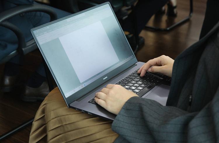 В Приморье стартовал конкурс на стипендию Губернатора для аспирантов В Приморском крае объявлен открытый конкурс на получение стипендии Губернатора для аспирантов занимающихся научными исследованиями и разработками Поддержка предназначена для молодых учёных чьи работы вносят вклад в развитие науки и технологий региона К участию приглашаются аспиранты очной формы обучения до 30 лет обучающиеся в научных и образовательных организациях Приморского края начиная со второго года обучения Важно иметь подтверждённые научные достижения публикации патенты или другие результаты исследований Прием документов проходит по 22 декабря 2025 года Всего будет назначено до 30 стипендий Размер ежемесячной выплаты 25 000 рублей рассказал глава краевого минпрофа Сергей Дубовицкий Все подробности об условиях участия и перечне документов доступны по ссылке Подписаться на министерство профобразования Приморья