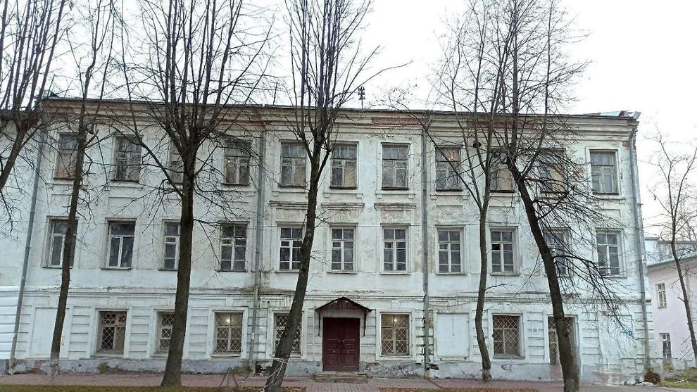 В Ярославле объект культурного наследия федерального значения «Александринский приют» XVIII века на площади Челюскинцев, 8 переделают под гостиницу с мансардным этажом. Подрядная организация получила разрешение на проведение работ по реставрации. Разрешение будет действовать до конца 2025 года, вскоре подрядчик намерен приступить к реализации намеченных планов. «Среди них – воссоздание утраченных элементов лепного декора, реставрационные работы на фасадах здания, замена стропильной системы крыши и другие восстановительные работы. При этом будет сохранена историческая планировка здания в капитальных стенах»,— прокомментировала и.о. руководителя областной службы охраны ОКН Светлана Охинцева. Еще больше новостей — в Telegram-канале «Ъ-Ярославль»