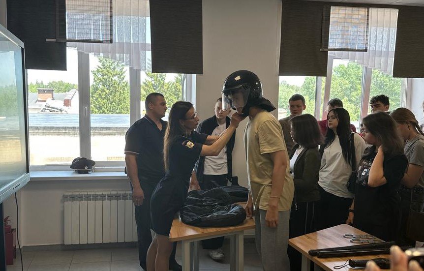 Сотрудники полиции провели мастер-классы по использованию спецсредств и боевых приемов самообороны Молодые орловцы, обучающиеся в Орловском автодорожном техникуме в рамках федеральной программы «Профессионалитет» завершили второй курс и практику в ОБППСП городского УМВД.