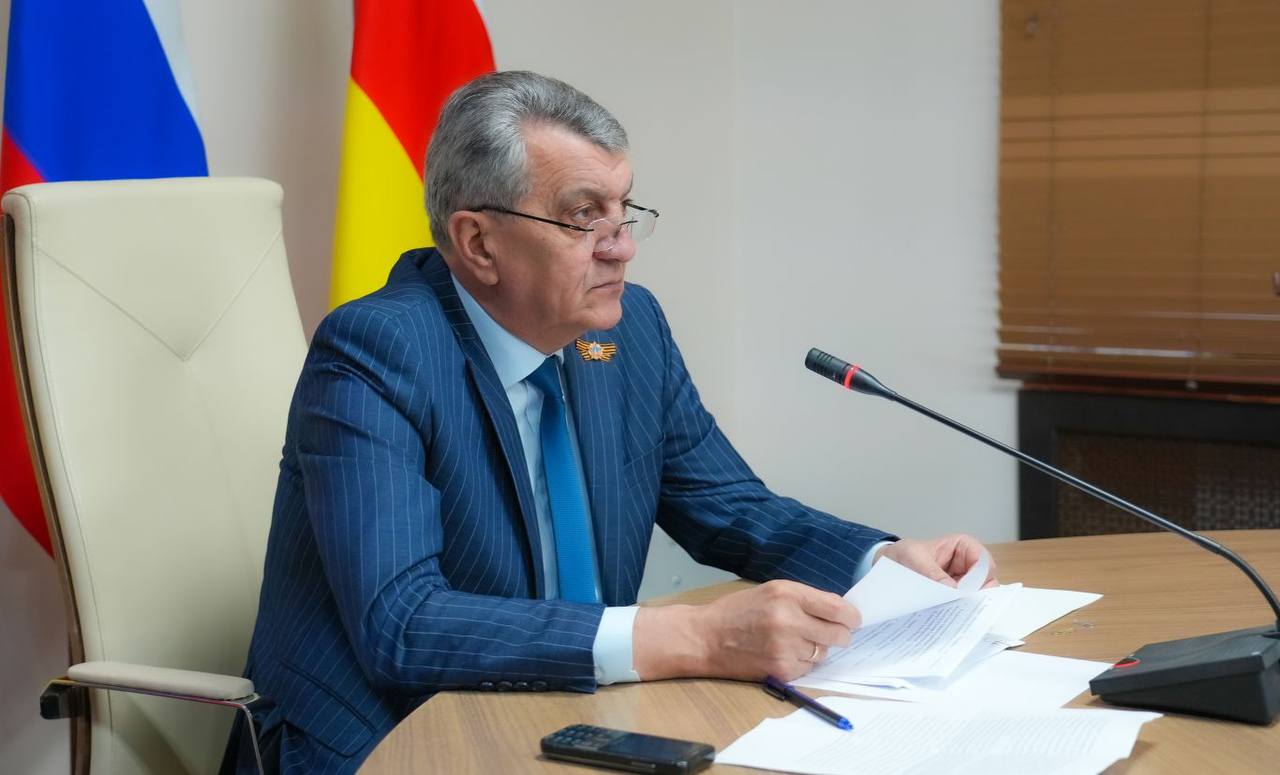 Глава РСО – Алания Сергей Меняйло провел еженедельное аппаратное совещание, на котором обсудили подготовку к празднованию Дня Победы. Руководитель Северной Осетии поручил главам районов провести рейды и лично убедиться, что на всех баннерах на территории вверенных им муниципалитетов в рамках акции «Посмотри на их лица» размещены портреты ветеранов Великой Отечественной войны. Глава республики поручил профильным ведомствам уделить пристальное внимание безопасности в местах массового скопления людей в праздничные дни и обеспечить бесперебойную работу медицинских организаций, системы ЖКХ и транспорта. Министр жилищно-коммунального хозяйства, топлива и энергетики республики Майран Тамаев сообщил о продолжении Всероссийского онлайн-голосовани по благоустройству общественных территорий. В Северной Осетии на сегодняшний день проголосовали более 60 тысяч человек. – Жители республики активно участвуют в голосовании. Однако в отдельных районах показатели не превышают 50%. Прошу глав районов усилить информационную работу, – отметил Майран Тамаев. Подробнее читайте на нашем сайте. #севернаяосетия #алания #главарсоа #правительстворсоа