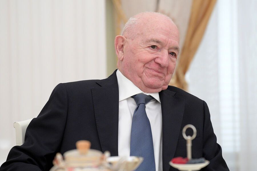 Легенда московского Спартака Никита Симонян попал в базу украинского сайта Миротворец Симоняну 98 лет он является лучшим бомбардиром в истории Спартака также Симонян был главным тренером красно белых и сборной СССР Симоняна обвинили в покушении на суверенитет и целостность Украины В качестве футболиста Спартака Симонян четыре раза выигрывал чемпионат СССР а также дважды выигрывал этот турнир как тренер красно белых В 1956 году форвард стал чемпионом Олимпийский игр которые проходили в Мельбурне В феврале 2022 года Международная федерация футбола ФИФА и Союз европейских ассоциаций УЕФА отстранили сборную России и российские команды от турниров под своей эгидой Таким образом клубы не имеют права выступать в Лиге чемпионов Лиге Европы Лиге конференций а мужская сборная была лишена возможности отобраться на чемпионат мира 2022 Также российские футболисты не сыграли на чемпионате Европы 2024 и не были допущены к жеребьевке чемпионата мира 2026 года который состоится в США Мексике и Канаде nemesis 2 0 азербайджанагрессор