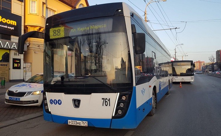 В Ростове из автобуса выпала женщина и попала под колёса  ЧП произошло днём 29 января на проспекте Стачки в автобусе, следующем по маршруту №88.  Подробности инцидента сообщили в департаменте транспорта города.   Водитель закрывал двери, пассажирка пытаясь выйти, зацепилась ногой за двери и выпала из автобуса.  «Момент падения водитель не увидел и после закрытия дверей начал движение. В результате этого автобус задним колесом наехал на ногу выпавшей женщины. Ей была оказана срочная помощь, она была доставлена работниками скорой помощи в БСМП 2», — сообщили в департаменте транспорта.  Руководство МУП РТК навестило пострадавшую, ей обещают оказать всю необходимую помощь. Водителя отстранили от управления транспортом, в дальнейшем планируют привлечь к ответственности.  #новостиростова #ростовнадону