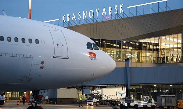 Аэропорт Красноярска встретил первый рейс Vietjet Air Аэропорт Красноярска встретил первый рейс вьетнамской авиакомпании Vietjet Air из Камрани Об этом сообщает AVIA RU со ссылкой на данные воздушной гавани В нашем аэропорту состоялось историческое событие на перрон впервые приземлился Airbus A330 Vietjet Air самолет крупнейшего лоукостера Вьетнама Лайнер прибыл из Камрани и открыл еще один прямой рейс между Красноярском и Нячангом жемчужиной побережья Южно Китайского моря отмечается в сообщении аэропорта Красноярска Как уточнили в пресс службе воздушной гавани теперь пассажиры Красноярска могут путешествовать в туристический город Вьетнама дважды в неделю по четвергам и воскресеньям на современных лайнерах с экономическим и бизнес классом aviaru net n288692