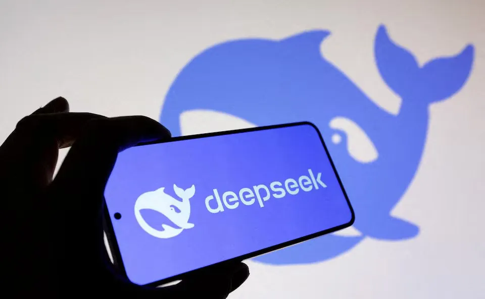 DeepSeek выпустил новую модель V4 Китайский стартап DeepSeek представил 24 апреля предварительную версию большой языковой модели LLM DeepSeek V4 Она адаптирована под чипы Huawei Новая модель DeepSeek доступна в двух версиях pro с 1 6 трлн параметров и flash с 284 млрд параметров По данным компании профессиональная версия LLM превосходит другие модели с открытым исходным кодом в тестах на определение объема знаний уступая только Google Gemini Pro 3 1 Однако она является моделью с закрытым кодом Предварительные варианты позволяют компании учитывать отзывы пользователей и вносить изменения до запуска финальной версии продукта DeepSeek не предоставил информации о сроках завершения разработки модели Накануне 23 апреля Белый дом обвинил Китай в масштабном хищении технологий ИИ у американских лабораторий Эксперты считают что заявление может обострить отношения стран в преддверии саммита лидеров в мае   Новости Китая ЭКД